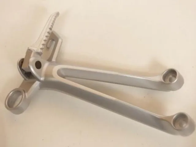 Suzuki originele rechter voetsteunplaat voor suzuki 1000 gsxr 2005-2006 43600-41g00-000 nieuw Gris