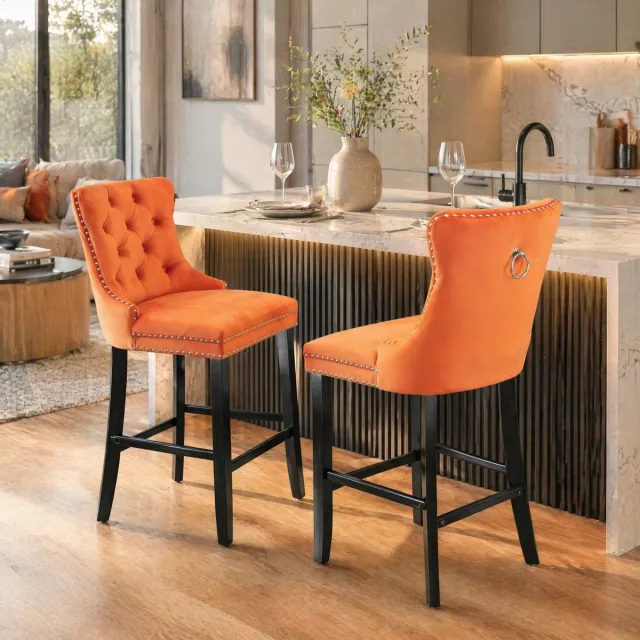 MEUNIQ barkruk set van 2 in oranje velvet met hoge rugleuning, houten poten, verstelbare pootdopjes en gewatteerde zitting voor eetkamer of keuken