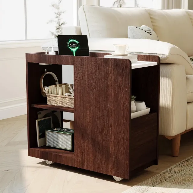 HOERFURIY Smal Verrijdbaar Nachtkastje met Stopcontact, USB & Type-C - Bijzettafel met Lade & Wielen - Warm Eiken - 70x30x63 cm