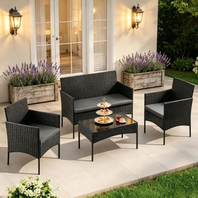 OKWISH Loungeset - 4-Persoons Stoel-Bank Loungeset Met Tafel - Met Kussens En Glazen Blad - Voor Tuin, Terras En Balkon - Polyrattan En Metaal - Zwart