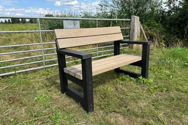 Rockwood® Parkbank met Arm-en Rugleuning Zwaar Kunststof - Sand Beige 5cm dik 1.80m inclusief montage op locatie Naturel
