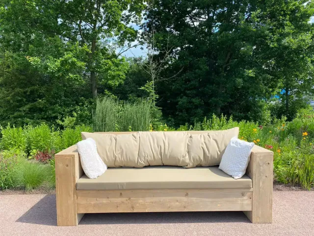 Tuinbank Bran met dikke armleuningen steigerhout