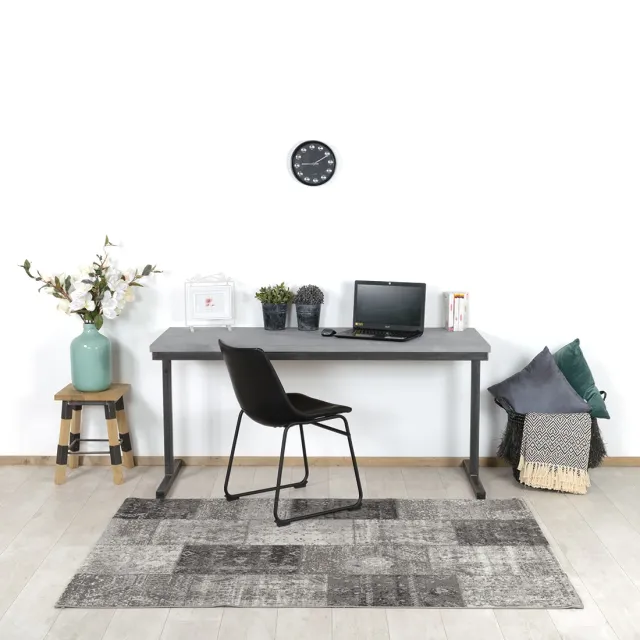 Betonlook bureau Cardin met subtiel industrieel frame