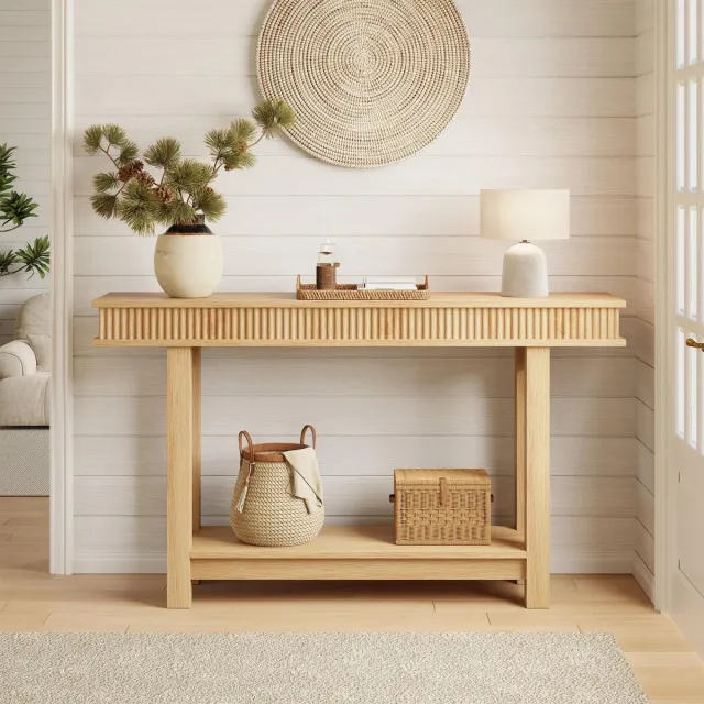 Triumpunpre Consoletafel met Geribbeld Front - 2 Lagen - Sidetable - 140x30x81.5cm - Stevige Banktafel met Opbergplank - Rechthoekig - Landelijke Stijl - Voor Woonkamer En Hal - Houtkleur