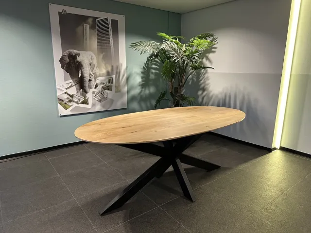 Mangohout ovalen tafel Aalden met verjongde rand en spinpoot