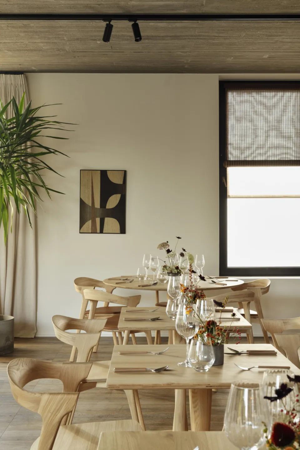 Ethnicraft Vierkante Bistrotafel 'Torsion' Gevernist Eikenhout, 70 x 70cm, foto 5