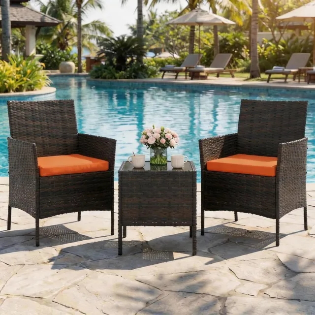 HOERFURIY 3-delige bistroset voor op het terras – Buitenmeubels van PE-rotan met 2 stoelen met kussens en een salontafel – Weerbestendig voor in de tuin, op het balkon of op de veranda – Bruin gemêleerd rotan, oranje kussens