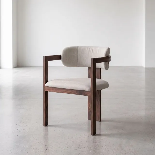 HUUS Eetkamerstoel Japandi met Armleuning - Taupe Stoffering - Walnoot Look - Metalen Onderstel Bruin