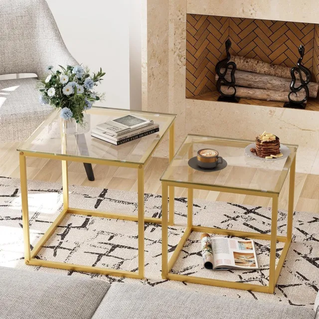 Unyqoos Elegante set van twee vierkante salontafels met glazen blad en gouden afwerking