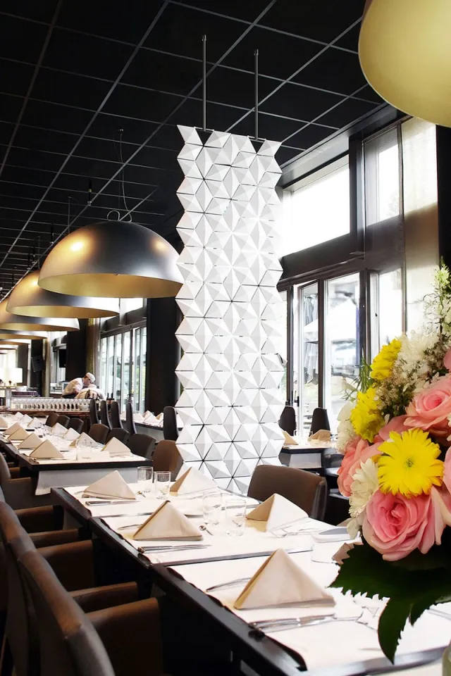 bloomming Restaurant partition voor intieme eetruimtes – Facet 68 × 246 cm in wit