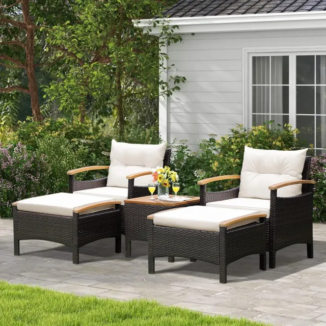 Laura Rotan Tuinset 5-delig 64x60x74 cm met Acaciahouten Tafel, 2 Stoelen & 2 Krukken – Weerbestendige Balkonset met Kussens voor Tuin, Terras & Balkon – Bruin/Crèmewit – Laura