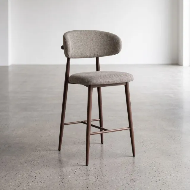 HUUS Barkruk Japandi - Taupe Stoffering - Walnoot Look - Metalen Onderstel - Barstoel Bruin
