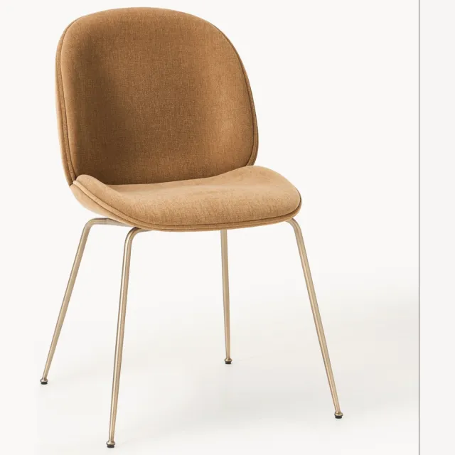 GUBI Gestoffeerde eetstoel Beetle van Delia Lachance Beige, Goudkleurig