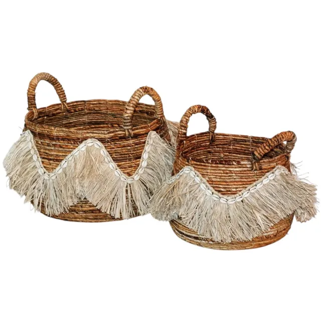 Furnilux Decoratieve Opbergmanden - Handgevlochten Bananenstam Mand - Set van 2 - Met Schelpen en Raffia De kleur(en) van het product zijn natuurlijk zeegras, raffia en schelpen.