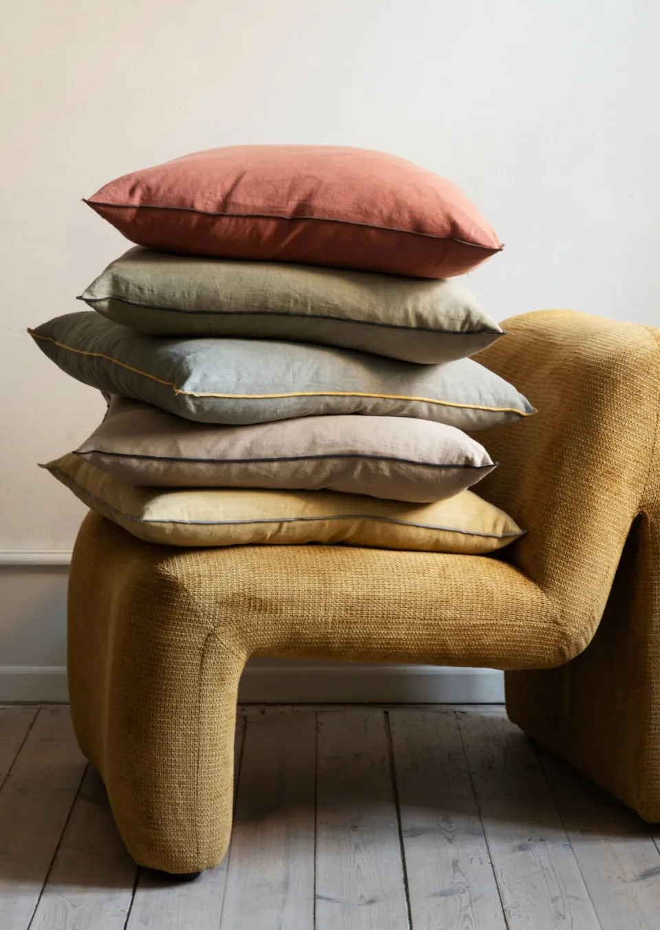Madam Stoltz fauteuil mosterdgeel, foto 4