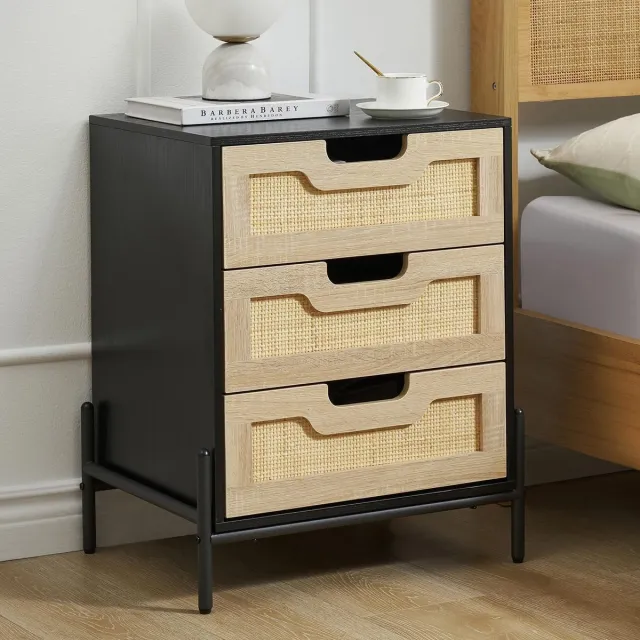 Danky Zwart Rotan Nachtkastje met 3 Laden - Boho Bijzettafel - Modern Bohemien Bedside Table - Slaapkamer & Woonkamer - Zwart & Naturel