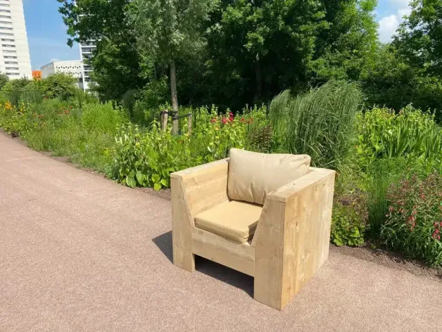Steigerhouten tuinstoel Zale met schuine armleuningen