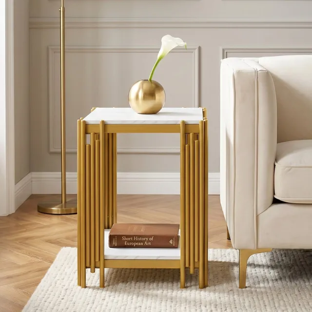Wishdor Bijzettafel met 2 legplanken - Marmerlook voor naast de bank - Metalen frame met sierstaven en glinstering - Modern nachtkastje voor slaapkamer woonkamer en hal - MDF - Wit en goud - 40 x 43 x 54,7 cm