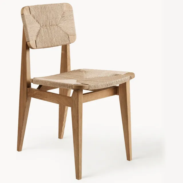 GUBI Houten stoel C-Chair van eikenhout met gevlochten zitvlak Beige