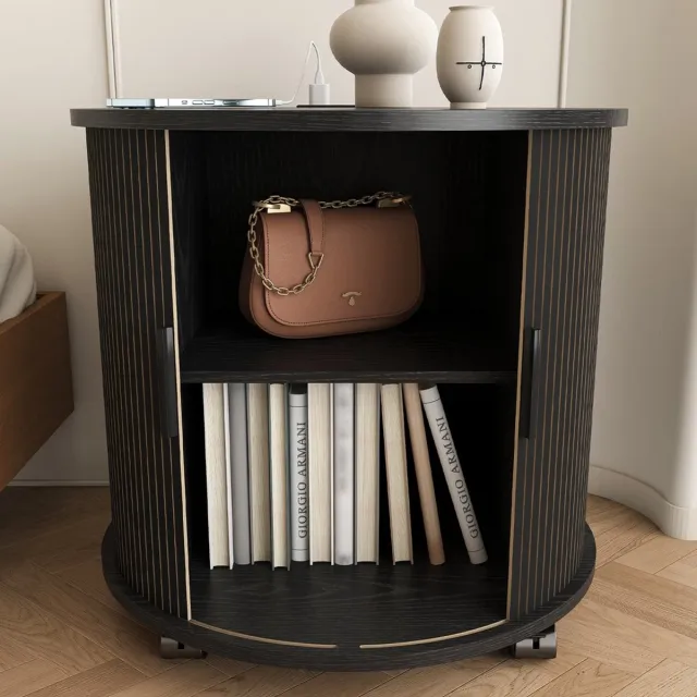 KOMHTOM Nachtkastje - Zwart - Oplaadstation met Stopcontact en 2 USB-Poorten - Op Wieltjes - Mid-Century Design - Cilindrisch - Schuine Deur - Opbergruimte - Slaapkamer en Woonkamer - 60x60x60 cm
