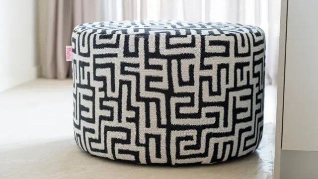 Poufue Luxe Poef met Print - Maze Black - Low Round Wit