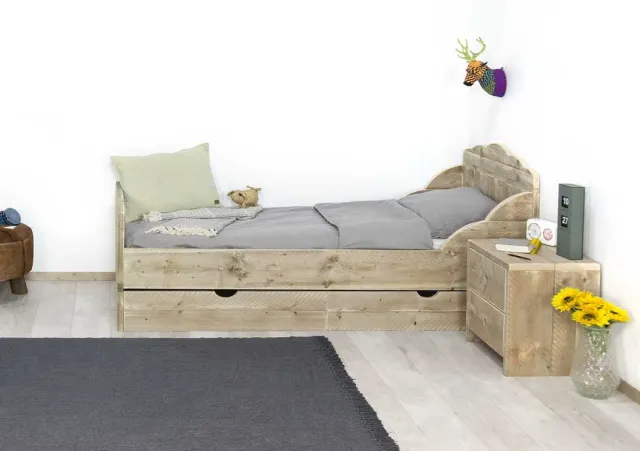 NordXL Steigerhouten bed Capac met sierlijk hoofdbord