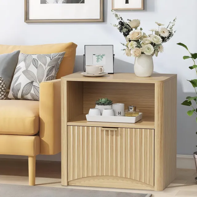 Triumpunpre Nachtkastje / Bijzettafel met Lade & Open Vak - Mid-Century Design met Gegroefde Panelen & Goudkleurige Handgrepen - 58 x 38 x 60 cm - Natuurlijk Hout - Voor Slaapkamer, Woonkamer & Kantoor