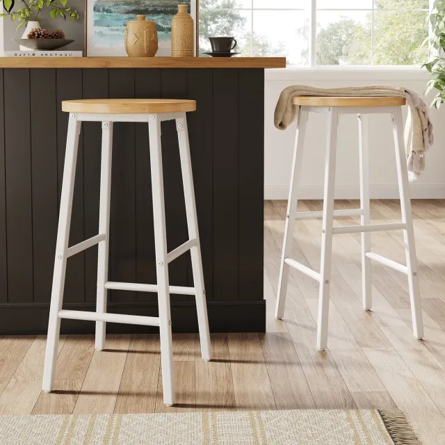Welltin Lichtwit Barstoelen - Set van 2 - Barkrukken 70 cm - Houtlook Zitting - Metalen Frame - 2 Voetsteunen - Verstelbare Voetjes - Draagvermogen tot 150 kg - Keukenkrukken - Keukenstoelen - Barkrukken voor Keukeneiland