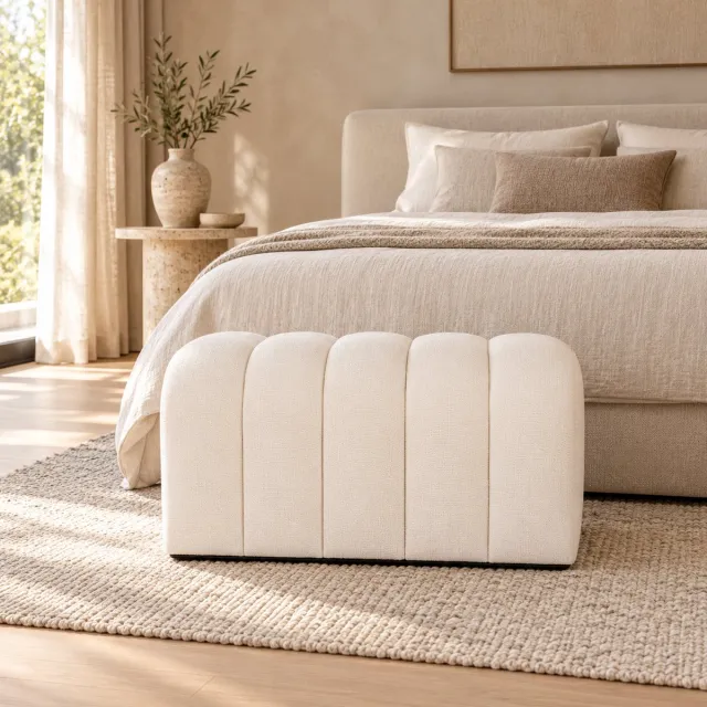 Fameilleur Brede Poef Cloud Beige 77 x 44 x H 43 cm–Gestoffeerde Zitpoef met 5 Gewatteerde Banen –Moderne Voetenbank, Hocker, Zitbankje en Slaapkamerbank voor Woonkamer, Zithoek en Voeteneinde Bed- Brede poef beige, grote poef beige, cloud-beige poef