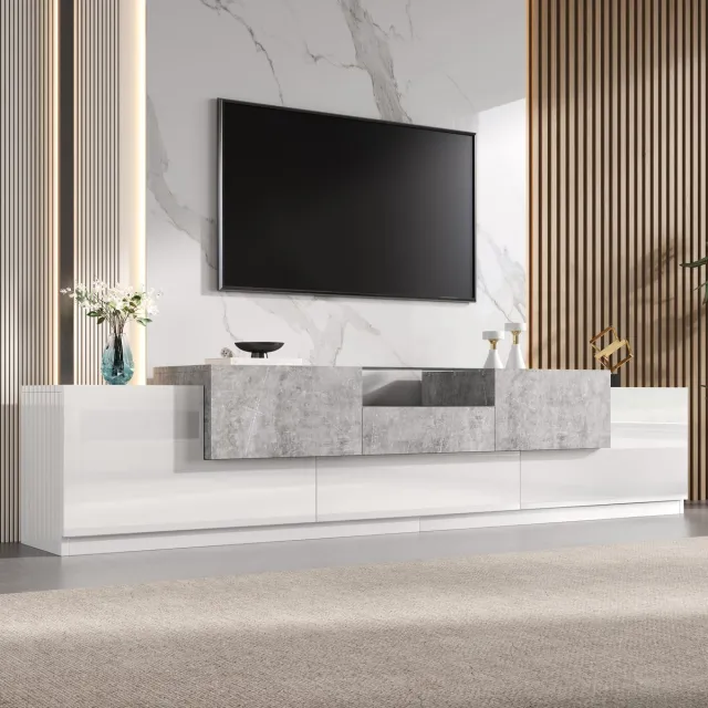 Pugsdrly TV-kast van composietplaat, combinatie van wit en cementgrijs, zijdeuren, centrale lade, open opbergvak met gehard glas erboven, klapdeur onder de lade, kabeldoorvoer, gedempte scharnieren