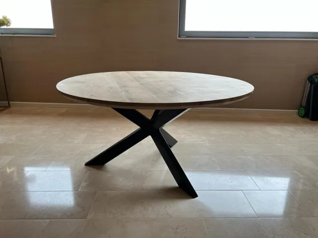 Eikenhouten tafel Pixor met stalen 3 poot