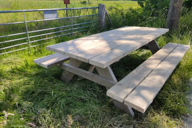 Rockwood® Picknicktafel Oud Baddinghout 1.80m (5cm dikte) extra breed blad 1.80m inclusief montage op locatie Naturel
