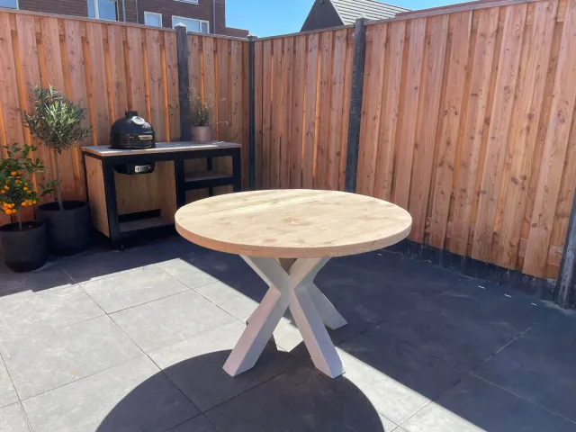 Douglas tafel rond Codi met stalen kruispoot