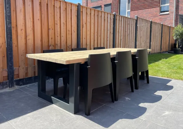 Steigerhouten tafel Taber met stalen U poten