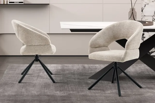 Rousseau Amber Draaibare Eetkamerstoel - Beige - Stoffen Bekleding - Zwart Metalen Onderstel - Per Stuk