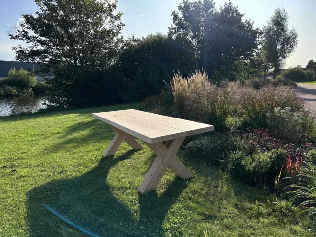 Douglas tuintafel Willem met robuuste kruispoten