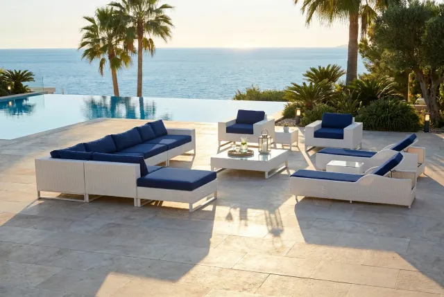 Vonato Loungeset 13-delig | Wit Wicker & Donkerblauwe Kussens | incl. 2 Love Daybeds | Aluminium Frame | incl. Tafels Wit / Blauw