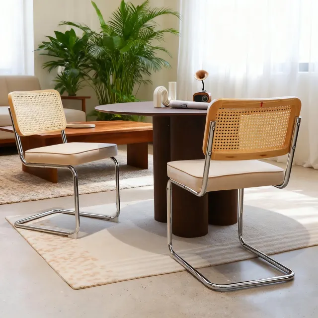 MEUNIQ Eetkamerstoel set van 2 in beige met velvet zitting, rotan rugleuning en chroom metalen sledeframe, stapelbaar voor eetkamer, keuken en woonkamer