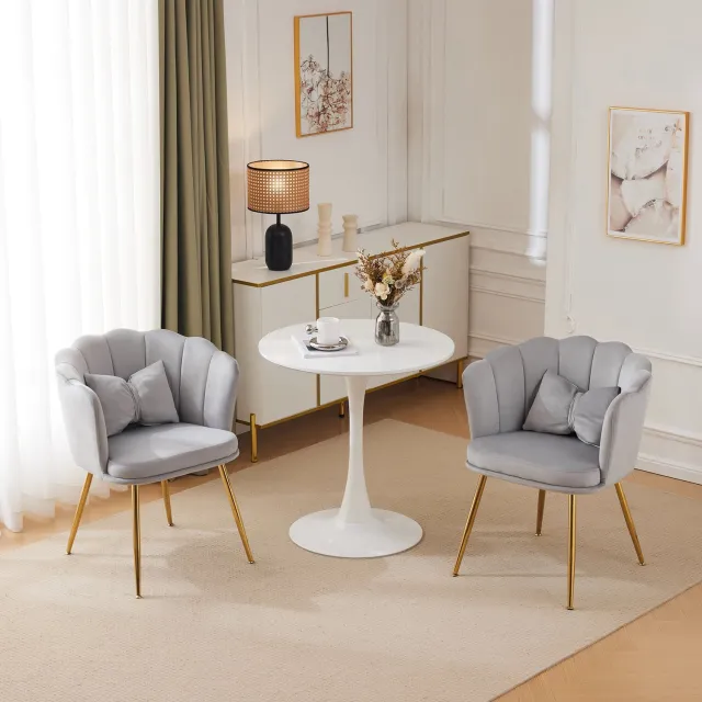 Maisentiel Set van 2 grijze fluwelen fauteuils met bloembladrugleuning en goudkleurige poten Grijs