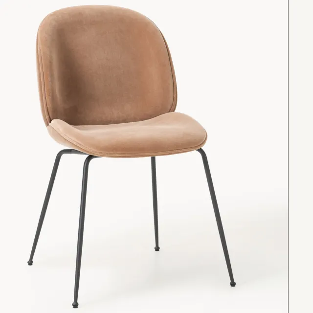 GUBI Gestoffeerde eetstoel Beetle van Delia Lachance Taupe, Zwart