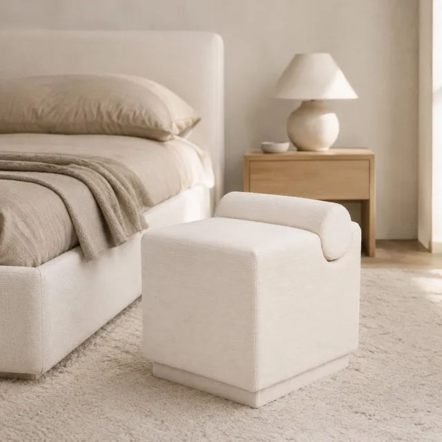 Fameilleur exclusive Poef 46x42xH49cm- designpoef beige, luxe poef beige, gestoffeerde poef, poef met rugsteun, zitpoef woonkamer, slaapkamerpoef beige, designpoef, cloud beige poef, luxe interieurpoef, compacte zitpoef, hotel poef