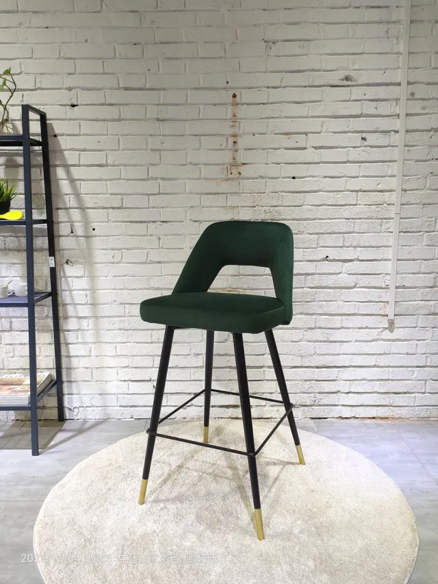 HTfurniture Cave-Donkergroene fluwelen barkruk met zwarte poot en gouden tips