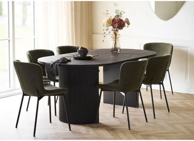 House Nordic Kyoto eethoek 1 eettafel donkerbruin en 6 stoelen donkergroen.