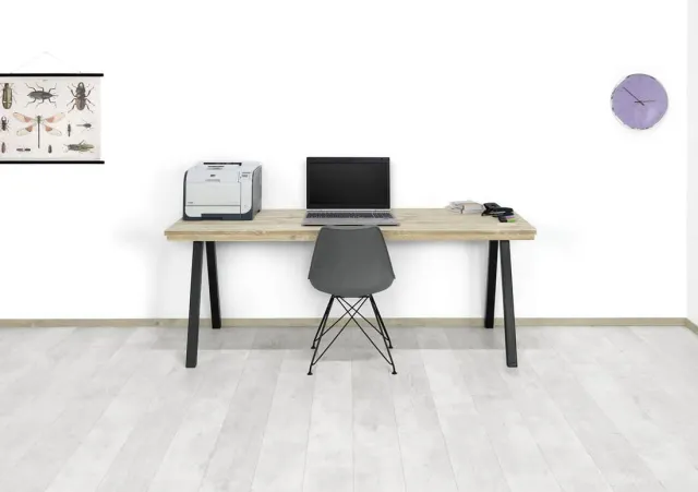 Steigerhouten bureau Caney met uiteenlopende poten