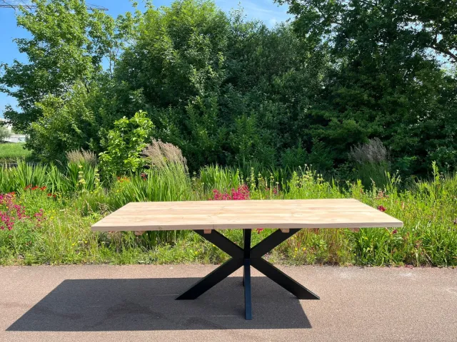 Douglashouten tuintafel Arend met stalen matrixpoot
