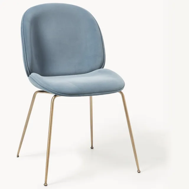 GUBI Gestoffeerde fluwelen eetstoel Beetle van Delia Lachance Blauw, Goudkleurig