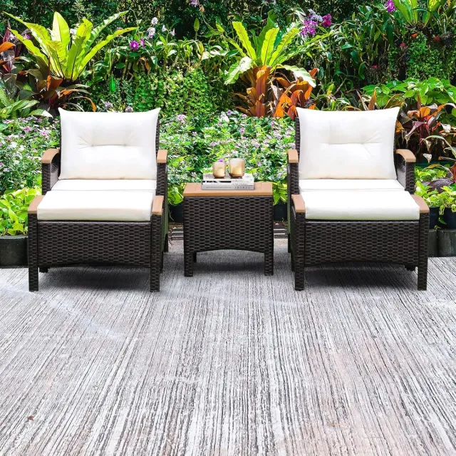 Laura Rotan Balkonset 3-delig 64x60x74 cm met Acaciahouten Tafel & Kussens – Luxe Tuinset met 2 Stoelen Weerbestendig & Comfortabel – Bruin/Crèmewit – Laura
