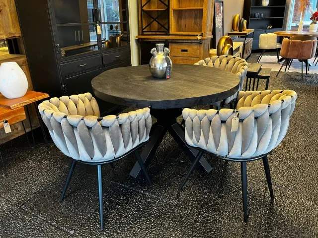NordXL Mangohout eettafel Laval met rond zwart blad en matrixpoot