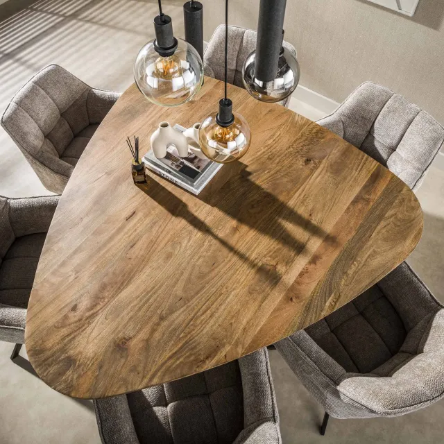 Nest of Nora Eettafel Vela driehoekig - 150 cm - Massief mangohout zandkleurig - Eettafels / keukentafel - Driehoekige tafel met wave poot Beige
