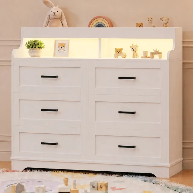 SHOPENTRA Ladekast 110 cm Wit met 6 Ruime Laden, RGB-verlichting en Stopcontact – Moderne Opbergkast